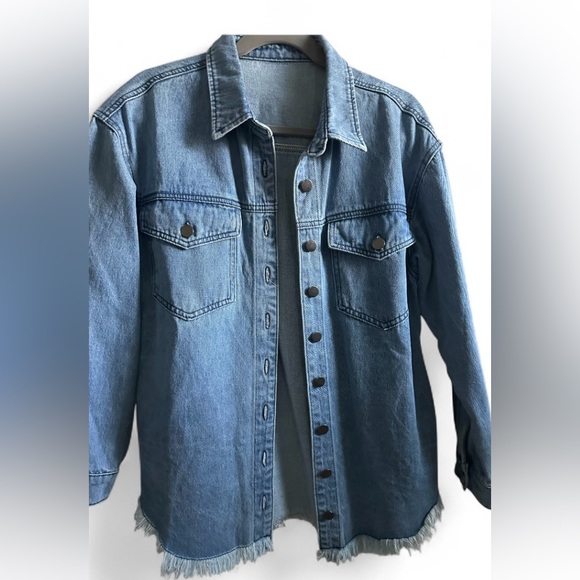 Women's Oversized Denim Jean Jacket Shacket Size Small Button Up Frayed Hem - Picture 3 of 7